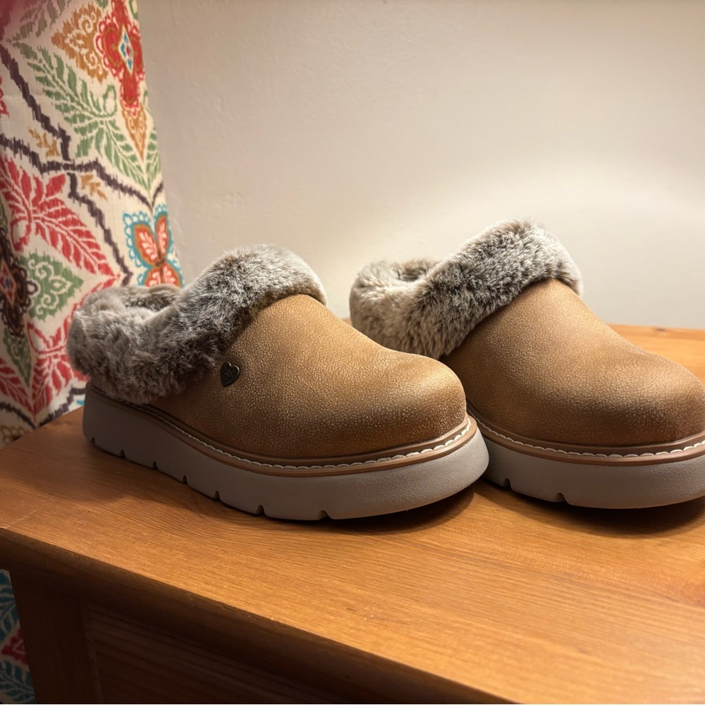 Skechers Bobs Tan Faux Fur Lined Mules Size 6.5,
